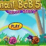 Dva slimáky s klobúkmi v rozprávkovom lese s dúhou a houbami, tlačidlo Play a zelený nápis na vrchu