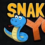 Usmievajúci sa modrý had s vyplazeným jazykom vedľa nápisu SNAKE YO na tmavom pozadí