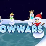 Snehuliaci s rôznymi klobúkmi a doplnkami stoja okolo zamrznutého jazera s nápisom SNOWWARS