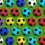 Farebná mozaika futbalových lôpt na zelenej ploche