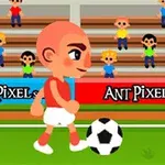 Postavička s vysokým čelom a v bielo-červenom oblečení kope loptu na zelenej futbalovej ploche, v pozadí sú fanúšikovia na tribúne