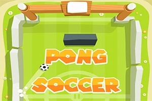 Futbalová lopta na zelenom ihrisku s nápisom PONG SOCCER a bránkami na každom konci