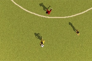 Traja futbalisti na ihrisku z vtáčej perspektívy s jedným držaním lopty