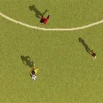 Traja futbalisti na ihrisku z vtáčej perspektívy s jedným držaním lopty