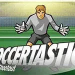 Brankár v šedom drese stojaci pred bránou s textom Soccertastic na popredí