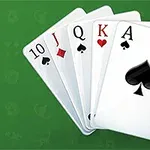 Päť hracích kariet v poradí 10, J, Q, K, A rozložených na zelenej ploche