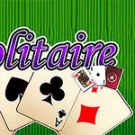 Nápis Solitaire na zelenom pozadí s veľkými pokerovými kartami srdcovej, pikovej, trefovej a károvej farby