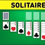 Hracie karty rozložené na zelenom pozadí s nápisom SOLITAIRE hore