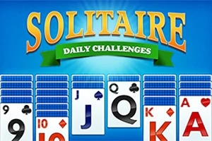 Karty rôznych hodnôt a farieb so slovom Solitaire na modrom pozadí