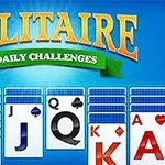 Karty rôznych hodnôt a farieb so slovom Solitaire na modrom pozadí