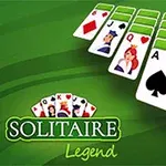 Zelené pozadie s kartami, na ktorých sú zobrazené herci a symboly, spolu s textovým logom Solitaire Legend
