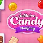Svetlo ružové pozadie s dlaždicami zobrazujúcimi sladkosti ako lízatká a cukríky, vedľa nápisu Solitaire Candy Mahjong
