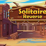 Drevená tabuľa s nápisom Solitaire Reverse v prostredí westernového mestečka