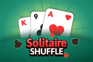 Tri hracie karty srdcového esa, krížovej deviatky a kárového kráľa na zelenom pozadí s nápisom Solitaire Shuffle v popredí
