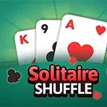 Tri hracie karty srdcového esa, krížovej deviatky a kárového kráľa na zelenom pozadí s nápisom Solitaire Shuffle v popredí