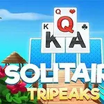 Palmy a kvety obklopujúce mólo na pobreží s kartami K, Q, A nad nápisom Solitaire TriPeaks