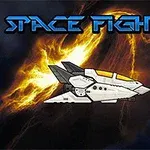 Vesmírna loď s bielym trupom pred ohnivým pozadím a modrým nápisom Space Fighter hore