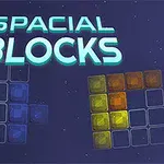 Názov Spacial Blocks svieti nad farebnými blokmi červených a žltých kociek na tmavomodrom pozadí s hviezdami