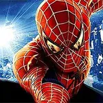 Superhrdina v červenobielom kostýme s pavučinovým vzorom lezie po stene s mestskou panorámou v pozadí