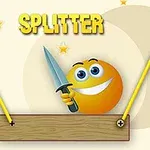 Žltý smajlík drží nôž na drevenej doske s textom Splitter na pozadí s hviezdičkami a kruhovými vzormi