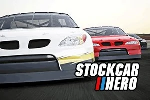 Záber na dva pretekárske autá, jedno biele a jedno červené, s nápisom STOCKCAR HERO v pravom dolnom rohu