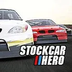 Záber na dva pretekárske autá, jedno biele a jedno červené, s nápisom STOCKCAR HERO v pravom dolnom rohu