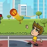 Chlapec v žltom tričku hádže basketbalovú loptu smerom k obruči na ihrisku s mestom v pozadí