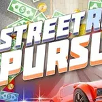 Červené športové auto s bielymi pruhmi pred nápisom Street Race Pursuit a lietajúcimi bankovkami v pozadí