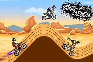 Motorkári vykonávajúci kaskadérske kúsky na piesčitých kopcoch v púšti, s logom Stunt Xtreme v pravom hornom rohu
