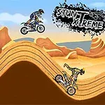 Motorkári vykonávajúci kaskadérske kúsky na piesčitých kopcoch v púšti, s logom Stunt Xtreme v pravom hornom rohu