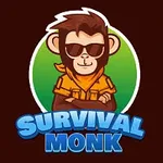 Opica v slnečných okuliaroch a oranžovej bunde s nápisom Survival Monk na hnedom pozadí