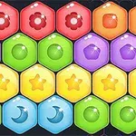 Farebná mozaika hexagonálnych dlaždíc s rôznymi symbolmi ako kvety, hviezdy a mesiace
