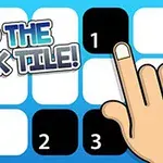 Ruka ukazujúca prstom na čierny štvorček s číslom na farebnom pozadí s nápisom Tap the Black Tile!