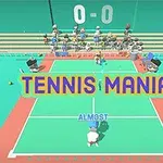 Pohľad zhora na tenisový kurt s postavičkou, ktorá udiera do loptičky, s nápisom TENNIS MANIA cez stred a divákmi v pozadí