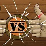 Dva palce s modrým a červeným označením smerujú proti sebe pred znakom VS na drevenom pozadí