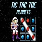Astronaut stojí vedľa hracej plochy so symbolmi planét v pozadí vesmíru