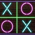 Neónové znaky X a O s nápisom VEGAS na tehlovom pozadí