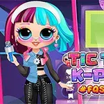 Postavička s farebnými vlasmi a výraznými okuliarmi drží mikrofón pred farebným nápisom TIC TOC K-POP #FASHION v pozadí s diskotékovou guľou