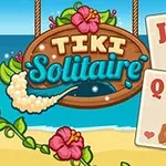Drevená tabuľa s nápisom, ozdobená kvetmi a mušľami, a tri hracie karty s postavami na tropickej pláži