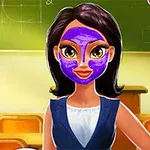 Žena s fialovou pleťovou maskou stojí pred zelenou tabuľou v triede
