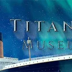 Nadpis Titanic Museum na pozadí nočnej oblohy s loďou Titanic