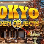 Tradičný japonský chrám s drevenou architektúrou a šikmou strechou na pozadí oblohy