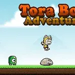 Chlapec v skákajúcom pohybe medzi tromi farebnými postavičkami na trávnatom pozadí s nápisom Tora Boy Adventure hore