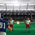 Hráč amerického futbalu v modrom drese uteká s loptou na preplnenom štadióne, pričom ho prenasledujú dvaja súperi v červeno-bielych dresoch