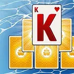 Karta so symbolom kráľa srdcového, obklopená piatimi otočenými kartami na modrom pozadí s motívom vody