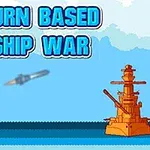 Dve vojnové lode sa navzájom ostreľujú na modrom mori s nápisom Turn Based Ship War nad nimi
