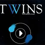 Nápis TWINS s modrým písmenom W nad symbolom prehrávania a dvoma modrými bodmi na tmavom pozadí