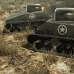 Dva tanky s hviezdou na boku sa nachádzajú v púštnej krajine, pričom jeden z nich strieľa