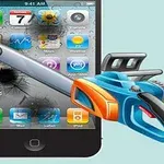 Motorová píla reže obrazovku smartfónu s aplikáciami