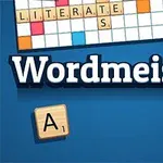 Hra obsahuje hernú dosku so slovami vytvorenými z písmen na dlaždiciach, s modrým pozadím a názvom Wordmeister